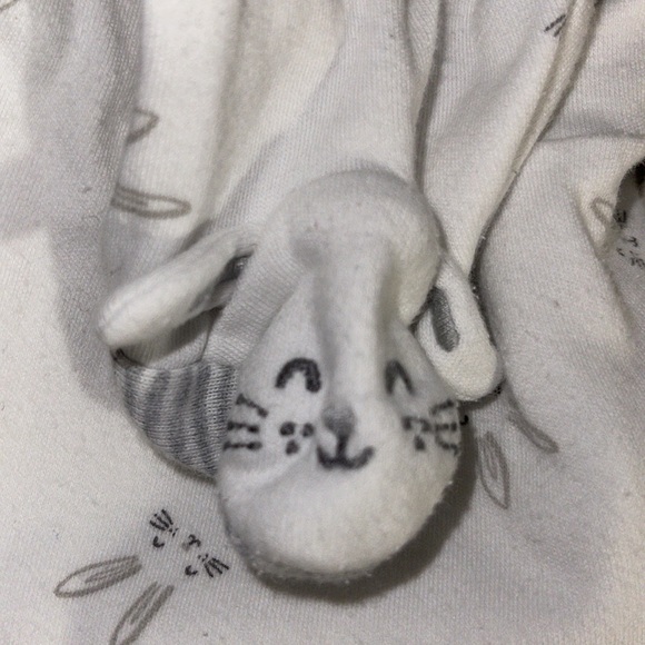 Carter’s one piece zipper footie white with light gray bunnies & bunny feet 3 Mo - Picture 6 of 6